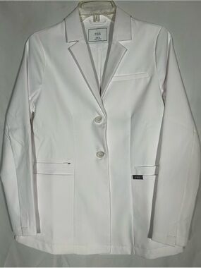 FIGS WHITE BELLEVUE LAB COAT BLAZER 2 BUTTON POCKETS DOCTOR NURSE TECHNICIAN XS